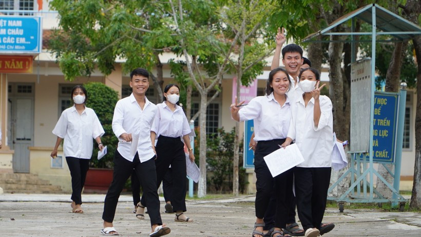Thí sinh Kon Tum rạng ngời, tự tin bước ra khỏi phòng thi dưới tiết trời âm u. Tâm trạng các em vui vẻ, phấn khởi sau khi hoàn thành kỳ thi quan trọng. Thí sinh Kon Tum rạng ngời, tự tin bước ra khỏi phòng thi dưới tiết trời âm u. Tâm trạng các em vui vẻ, phấn khởi sau khi hoàn thành kỳ thi quan trọng.
