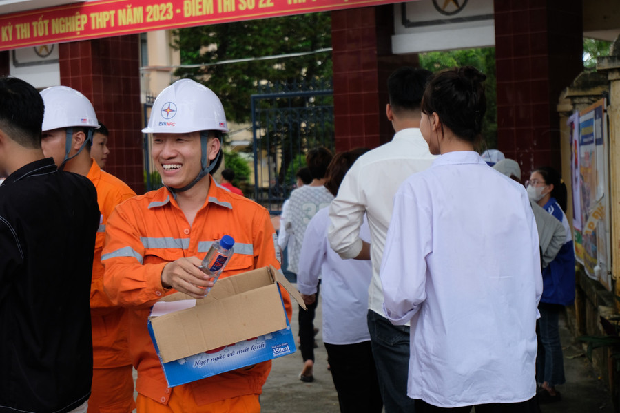Nhân viên Công ty Điện lực Hưng Yên hỗ trợ phát nước miễn phí cho thí sinh.