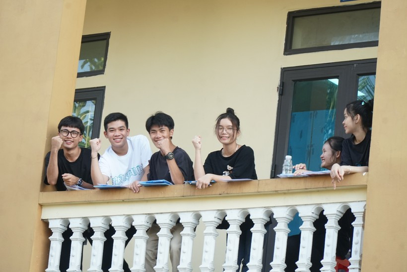 Chiều ngày 29/6, hơn 36.000 thí sinh Nghệ An bước vào môn thi cuối cùng là Ngoại ngữ trong thời tiết nắng nóng gay gắt. Môn Ngoại ngữ lâu nay vốn không phải lợi thế của học sinh Nghệ An, đặc biệt là với các trường vùng nông thôn, miền núi. Thí sinh Hoàng Đăng Nghĩa - học sinh Trường THPT Đô Lương 1 (huyện Đô Lương) cho biết: Trong các môn thi để xét tốt nghiệp, em lo lắng nhất là môn tiếng Anh. Trước kỳ thi, em cũng đã cố gắng ôn tập, luyện đề, chủ yếu ở các câu nhận biết, thông hiểu. Mục tiêu của em đối với môn này là đạt được điểm trung bình. Chiều ngày 29/6, hơn 36.000 thí sinh Nghệ An bước vào môn thi cuối cùng là Ngoại ngữ trong thời tiết nắng nóng gay gắt. Môn Ngoại ngữ lâu nay vốn không phải lợi thế của học sinh Nghệ An, đặc biệt là với các trường vùng nông thôn, miền núi. Thí sinh Hoàng Đăng Nghĩa - học sinh Trường THPT Đô Lương 1 (huyện Đô Lương) cho biết: Trong các môn thi để xét tốt nghiệp, em lo lắng nhất là môn tiếng Anh. Trước kỳ thi, em cũng đã cố gắng ôn tập, luyện đề, chủ yếu ở các câu nhận biết, thông hiểu. Mục tiêu của em đối với môn này là đạt được điểm trung bình.