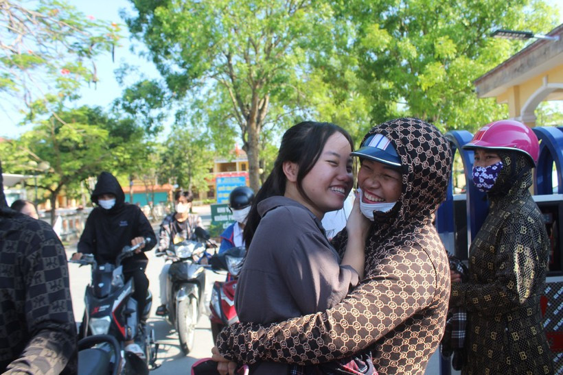 Tại tỉnh Thanh Hóa, sau khi hoàn thành bài thi Ngoại ngữ, nhiều thí sinh rời khỏi phòng thi và ôm chầm lấy người thân. Thí sinh Cao Thị Thu Hà, học sinh Trường THPT Hoằng Hóa 4 vui vẻ cho biết: "Đề thi Tiếng Anh năm nay vừa sức. Đây là môn thi sở trường nên em tự tin giành được 9+". Tại tỉnh Thanh Hóa, sau khi hoàn thành bài thi Ngoại ngữ, nhiều thí sinh rời khỏi phòng thi và ôm chầm lấy người thân. Thí sinh Cao Thị Thu Hà, học sinh Trường THPT Hoằng Hóa 4 vui vẻ cho biết: "Đề thi Tiếng Anh năm nay vừa sức. Đây là môn thi sở trường nên em tự tin giành được 9+".
