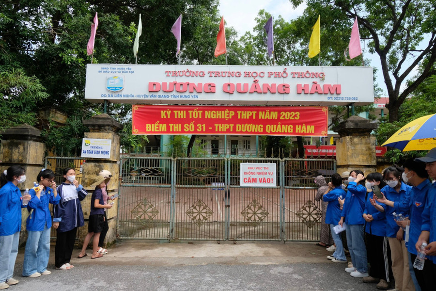 Tình nguyện viên xếp hàng ngoài cổng trường tại điểm thi Trường THPT Dương Quảng Hàm.