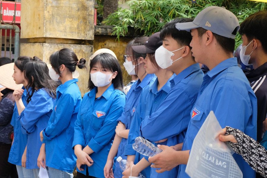 Tình nguyện viên túc trực ngoài điểm thi không ngại mưa, nắng.