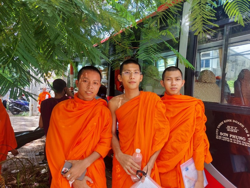 Tăng sĩ Lâm Giang (đứng giữa), thí sinh Trường bổ túc văn hóa Pali trung cấp Nam Bộ, chia sẻ: Tôi thi tổ hợp Khoa học xã hội. Đề của 3 môn không khó. Môn Đại lý tôi làm tốt nhất, tự chấm cho mình cũng đạt từ 7 điểm trở lên. Tăng sĩ Lâm Giang (đứng giữa), thí sinh Trường bổ túc văn hóa Pali trung cấp Nam Bộ, chia sẻ: Tôi thi tổ hợp Khoa học xã hội. Đề của 3 môn không khó. Môn Đại lý tôi làm tốt nhất, tự chấm cho mình cũng đạt từ 7 điểm trở lên.