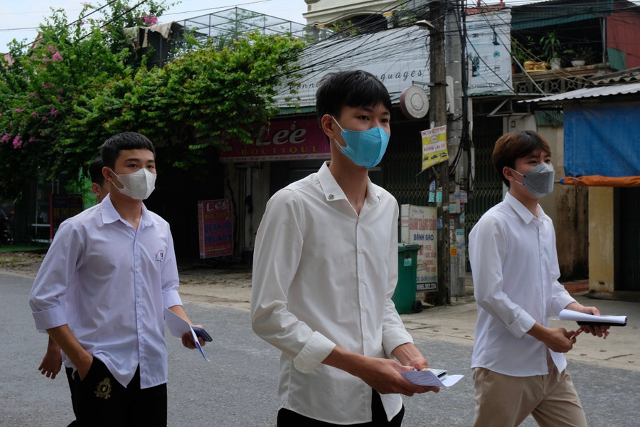 Thí sinh đến điểm thi Trường THPT Triệu Quang Phục, tỉnh Hưng Yên.