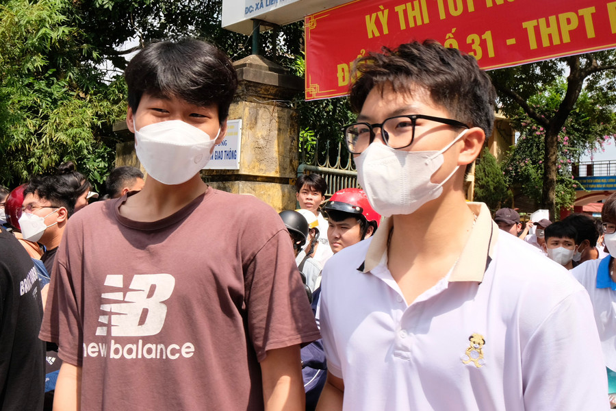 Thí sinh Hưng Yên ra về sau khi hoàn thành bài thi tổ hợp. Thí sinh Hưng Yên ra về sau khi hoàn thành bài thi tổ hợp.