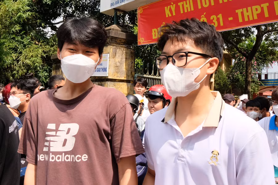 Thí sinh Hưng Yên ra về sau khi hoàn thành bài thi tổ hợp.