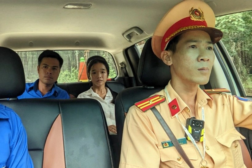 Ở xã Đắk Ơ, tỉnh Bình Phước, nơi có khoảng 40% học sinh là người DTTS, lực lượng hỗ trợ kỳ thi đã dùng xe chuyên dụng đưa đón thí sinh Lê Thị Xuân Phương, học sinh lớp 12C5 Trường THPT Đắk Ơ. Bố của Phương vừa qua đời do bệnh 2 ngày trước kỳ thi tốt nghiệp. Ngày thi cũng là ngày gia đình em đưa cha về nơi an nghỉ cuối cùng. Nắm được thông tin, các lực lượng hỗ trợ mùa thi đến nhà động viên em và dùng xe chuyên dụng đưa đón em đến điểm thi. “Có lúc em đã nghĩ đến việc dừng lại, từ bỏ ước mơ trở thành một phiên dịch viên, vì còn 2 em nhỏ đang đi học, hoàn cảnh gia đình quá khó khăn. Nhưng với sự động viên của mọi người, em sẽ cố gắng hoàn thành tốt các môn thi”, Lê Thị Xuân Phương cho biết. Ở xã Đắk Ơ, tỉnh Bình Phước, nơi có khoảng 40% học sinh là người DTTS, lực lượng hỗ trợ kỳ thi đã dùng xe chuyên dụng đưa đón thí sinh Lê Thị Xuân Phương, học sinh lớp 12C5 Trường THPT Đắk Ơ. Bố của Phương vừa qua đời do bệnh 2 ngày trước kỳ thi tốt nghiệp. Ngày thi cũng là ngày gia đình em đưa cha về nơi an nghỉ cuối cùng. Nắm được thông tin, các lực lượng hỗ trợ mùa thi đến nhà động viên em và dùng xe chuyên dụng đưa đón em đến điểm thi. “Có lúc em đã nghĩ đến việc dừng lại, từ bỏ ước mơ trở thành một phiên dịch viên, vì còn 2 em nhỏ đang đi học, hoàn cảnh gia đình quá khó khăn. Nhưng với sự động viên của mọi người, em sẽ cố gắng hoàn thành tốt các môn thi”, Lê Thị Xuân Phương cho biết.