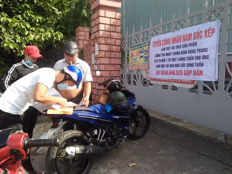 Nhiều đơn vị tại Bình Dương, TPHCM đang tuyển dụng hàng nghìn lao động.
