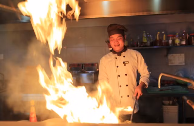 Lao động ngành dịch vụ là một đối tượng khó khăn cần được hỗ trợ