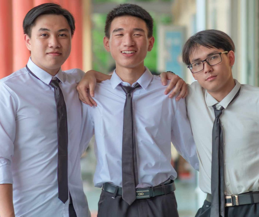 Đặng Tuấn Anh (trái) và Nguyễn Mạnh Hùng (giữa) là đôi bạn học cùng lớp. Ảnh: NVCC. Đặng Tuấn Anh (trái) và Nguyễn Mạnh Hùng (giữa) là đôi bạn học cùng lớp. Ảnh: NVCC.
