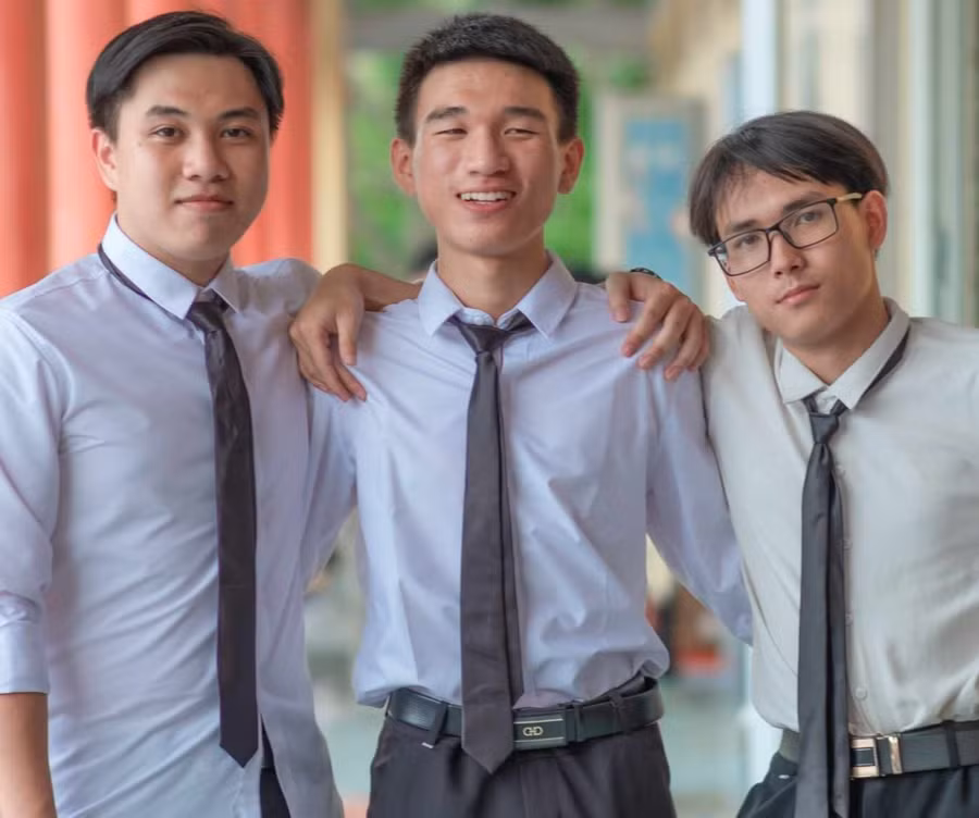 Đặng Tuấn Anh (trái) và Nguyễn Mạnh Hùng (giữa) là đôi bạn học cùng lớp. Ảnh: NVCC.