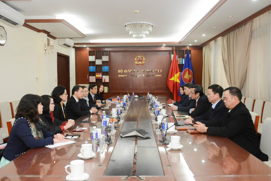 Quang cảnh buổi làm việc. Quang cảnh buổi làm việc.