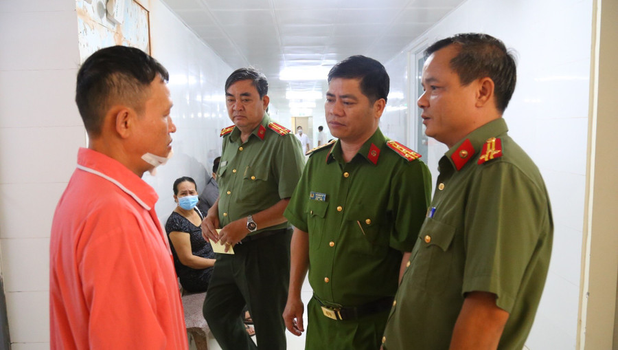 Trước đó, đại tá Ngô Xuân Phú, Phó Giám đốc Công an tỉnh Bình Dương đã đến thăm anh Phượng. Trước đó, đại tá Ngô Xuân Phú, Phó Giám đốc Công an tỉnh Bình Dương đã đến thăm anh Phượng.