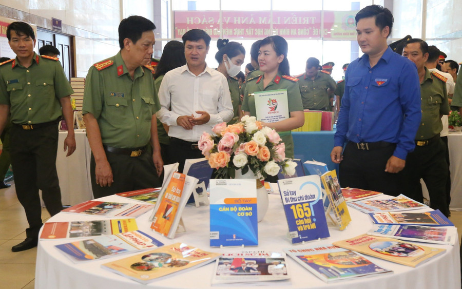 Lãnh đạo và cán bộ chiến sĩ Công an tỉnh Bình Dương tham quan triển lãm sách.