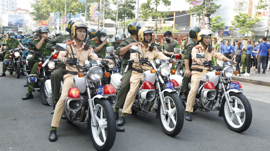 Cán bộ chiến sĩ Công an TP Thủ Dầu Một xuất quân tấn công trấn áp tội phạm.