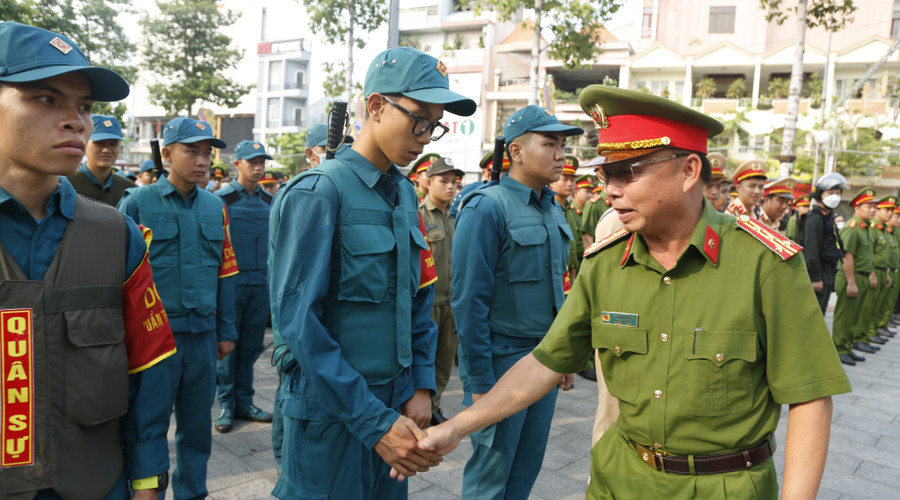 Đại tá Trần Văn Chính, Phó Giám đốc Công an tỉnh Bình Dương động viên cán bộ chiến sĩ trong buổi lễ ra quân.