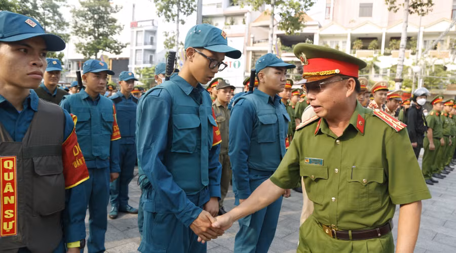 Đại tá Trần Văn Chính, Phó Giám đốc Công an tỉnh Bình Dương động viên cán bộ chiến sĩ trong buổi lễ ra quân.