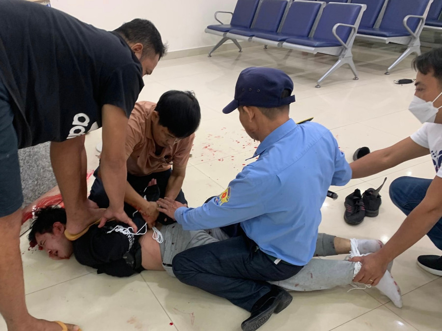 Tên cướp bị bảo vệ và người dân bắt giữ tên cướp. Tên cướp bị bảo vệ và người dân bắt giữ tên cướp.