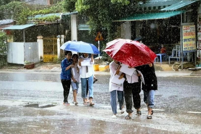 Chiều nay, tại thành phố Thanh Hóa, trời đổ mưa nặng hạt, nhiều thí sinh đội mưa đến điểm thi. Thí sinh Hoàng Ngọc Hải, dự thi tại điểm thi Trường THPT Hàm Rồng, cho biết, do trời chuyển mưa giông, em chủ động đến trường sớm, tránh xảy sự cố không mong muốn xảy ra trước buổi thi môn Toán.