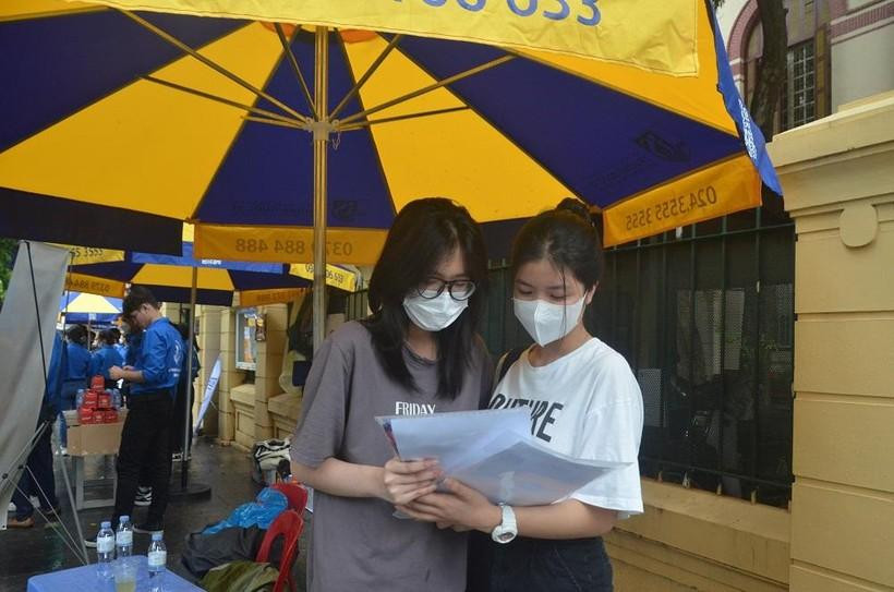 Tại Hà Nội, trước giờ thi trời mưa lất phất, thí sinh đứng dưới ô tranh thủ ôn lại bài. Thí sinh Ngọc Lan, học sinh Trường THPT Việt Đức, chia sẻ cảm thấy thoải mái, tự tin và mong đạt trên 8 điểm.