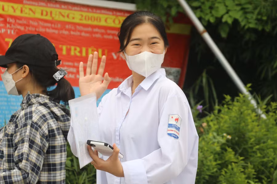 Thí sinh dự thi tại điểm thi Trường THPT Dương Quảng Hàm, Hưng Yên.