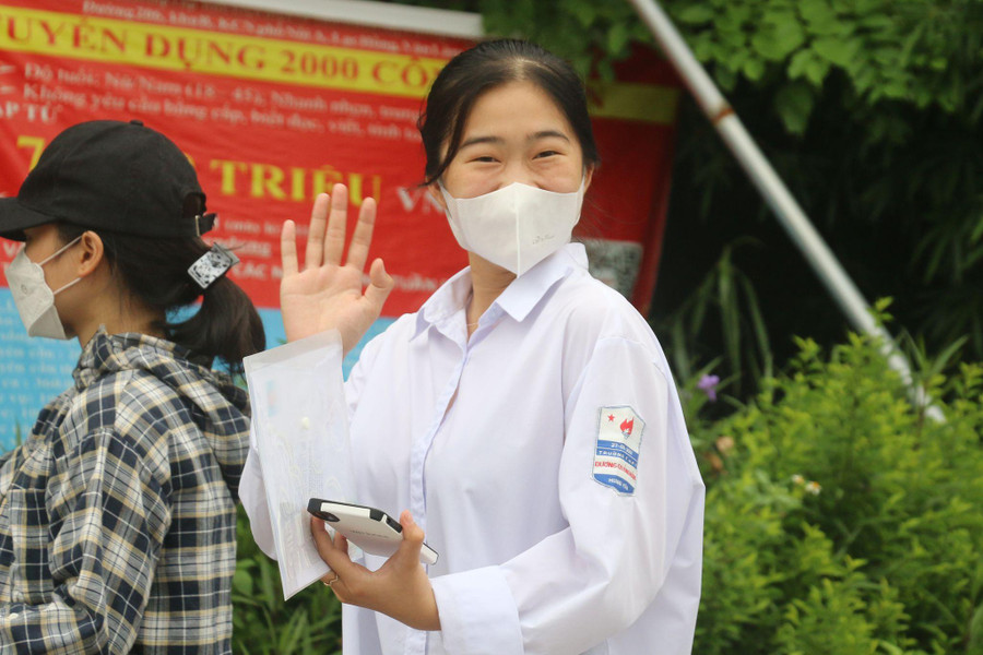 Thí sinh dự thi tại điểm thi Trường THPT Dương Quảng Hàm, Hưng Yên. Thí sinh dự thi tại điểm thi Trường THPT Dương Quảng Hàm, Hưng Yên.