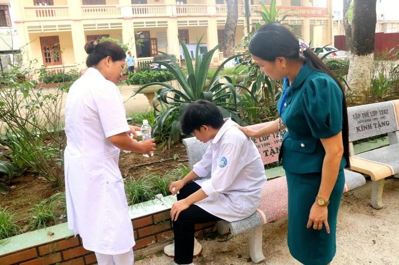 Trong khi đó, tại Hòa Bình thời tiết chiều nay khá oi nóng, một thí sinh bị say nắng. Giám thị coi thi và cán bộ trông thi đã kịp thời hỗ trợ em trước khi vào phòng thi.