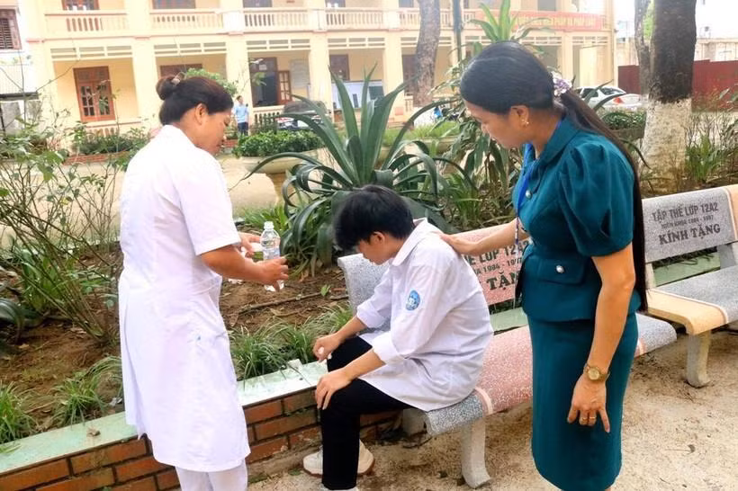 Trong khi đó, tại Hòa Bình thời tiết chiều nay khá oi nóng, một thí sinh bị say nắng. Giám thị coi thi và cán bộ trông thi đã kịp thời hỗ trợ em trước khi vào phòng thi. Trong khi đó, tại Hòa Bình thời tiết chiều nay khá oi nóng, một thí sinh bị say nắng. Giám thị coi thi và cán bộ trông thi đã kịp thời hỗ trợ em trước khi vào phòng thi.