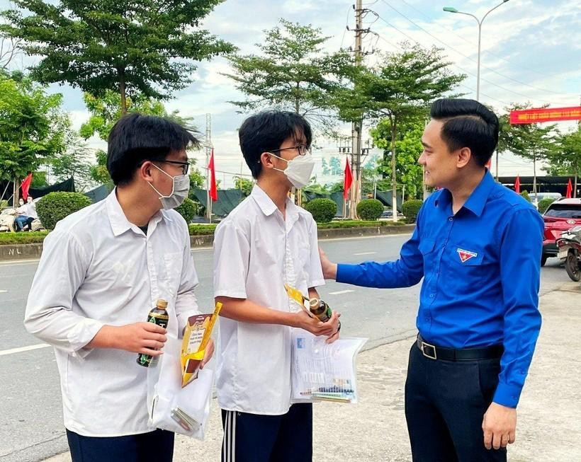 Tại Bắc Ninh, thời tiết tạnh ráo, có nắng nhẹ. Hàng trăm tình nguyện viên thuộc Hội Sinh viên tỉnh Bắc Ninh đã tham gia tiếp sức mùa thi, động viên thí sinh trước giờ vào phòng thi tại 27 điểm thi.