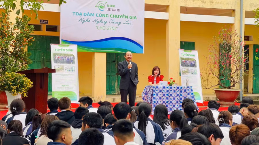 Chương trình tọa đàm cùng chuyên gia tại Trường THPT Quang Trung, tỉnh Hưng Yên. Ảnh: NTCC.