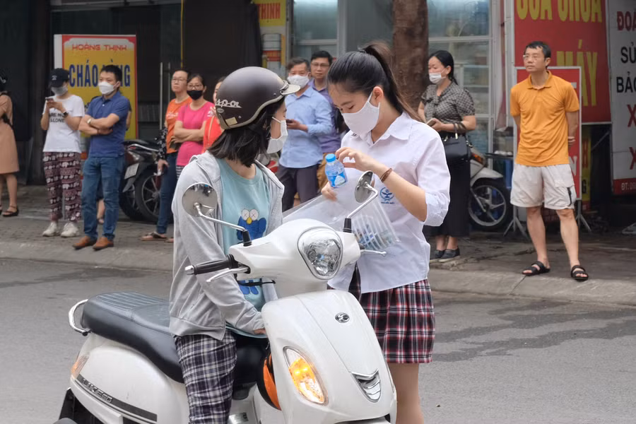 Thí sinh được phụ huynh đưa đến điểm thi Trường THCS Dịch Vọng Hậu.