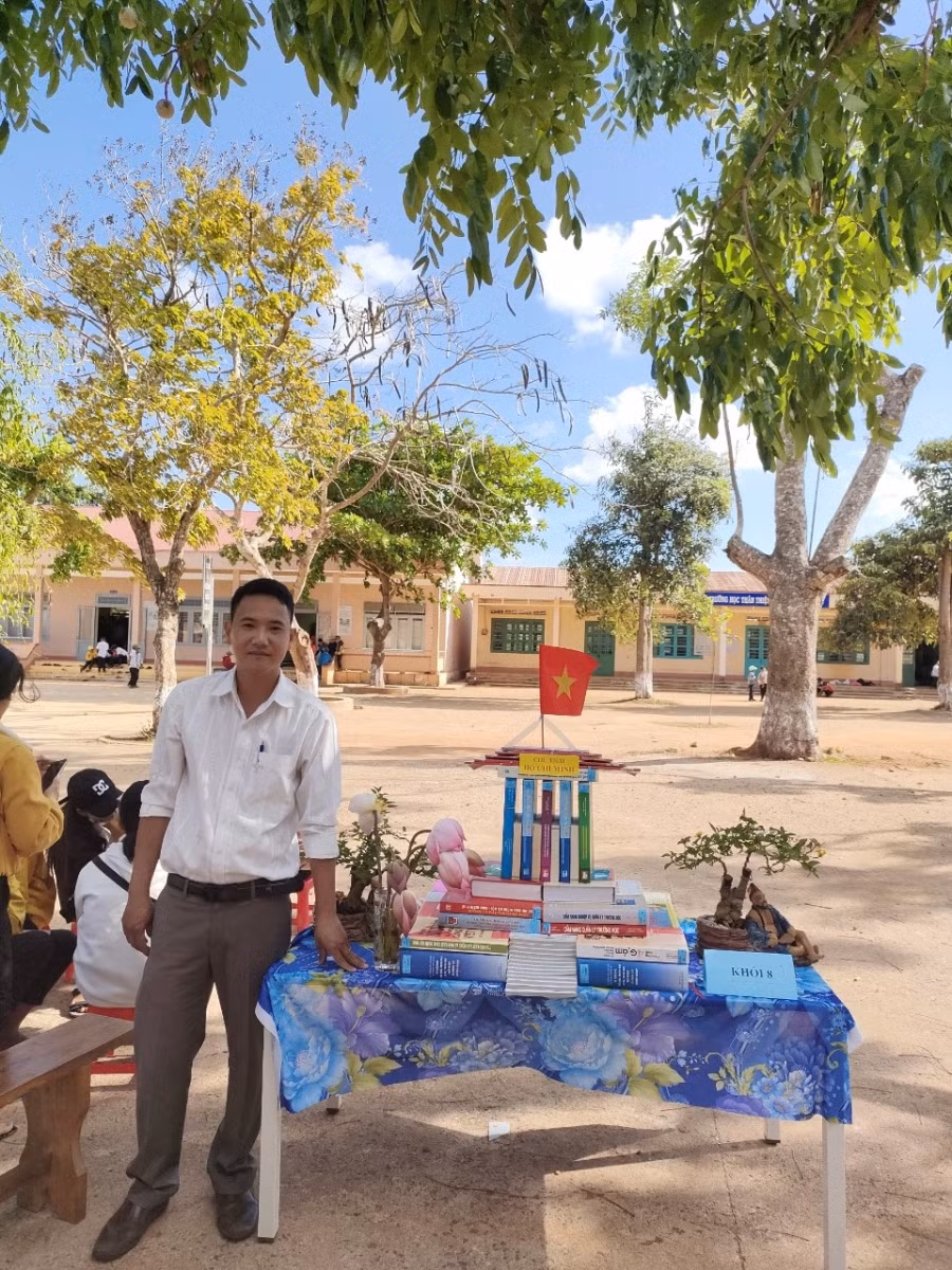 Thầy giáo Lê Văn Vỹ. Ảnh: NVCC.