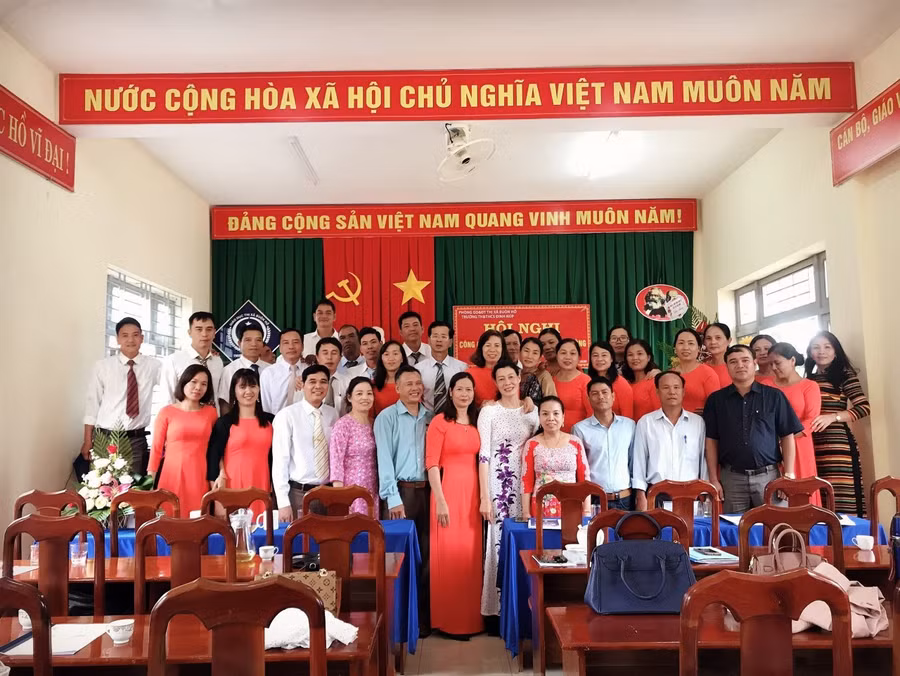 Thầy Vỹ (hàng hai, ngoài cùng bên trái) chụp ảnh cùng thầy cô giáo Trường TH&amp;THCS Đinh Núp. Ảnh: NVCC.