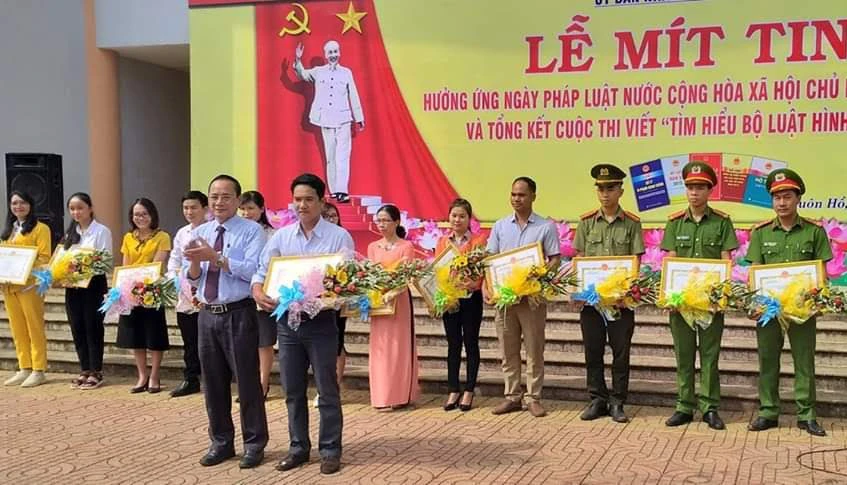 Thầy Lê Văn Vỹ (ngoài cùng bên phải hàng đầu tiên) được trao giải trong cuộc thi viết "Tìm hiểu Bộ luật hình sự" năm 2015. Ảnh: NVCC.