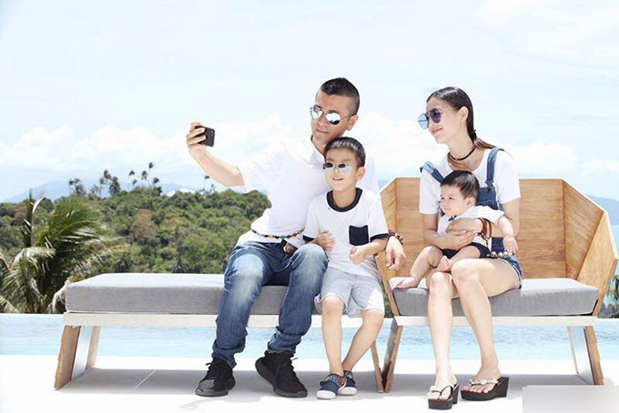 Huỳnh Thánh Y và chồng con. Huỳnh Thánh Y và chồng con.