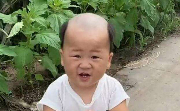 Ông bố ra tay cắt tóc cho con, mẹ nhận "sản phẩm" mà đắng lòng không để đâu cho hết - Ảnh 1. Ông bố ra tay cắt tóc cho con, mẹ nhận "sản phẩm" mà đắng lòng không để đâu cho hết - Ảnh 1.