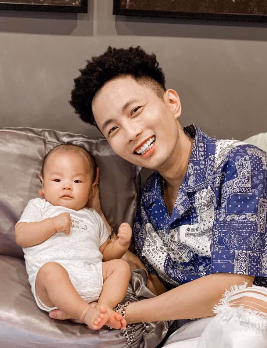 "Phù thủy âm nhạc" Rhymastic và khoảnh khắc siêu đáng yêu bên con trai Ma Bư.