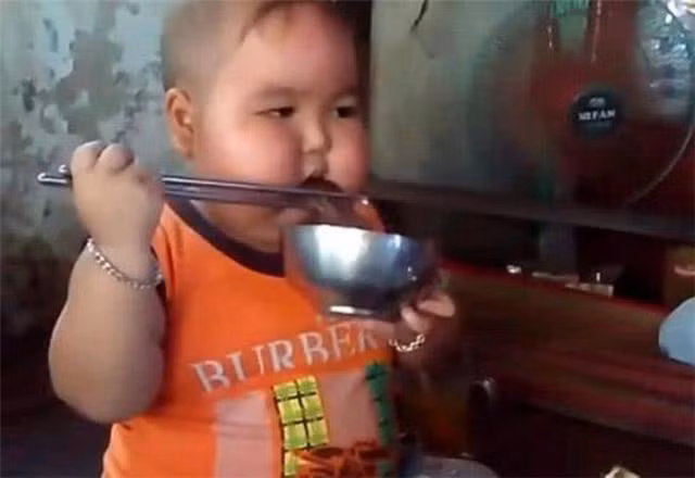 Em bé ăn rất khỏe, đến 3 bát một bữa.