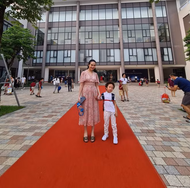 Dàn sao Vbiz nô nức đưa con đi học: Con trai Tuấn Hưng dạn dĩ vào lớp 1, quý tử nhà Đăng Khôi mếu máo vì phải xa mẹ - Ảnh 6.