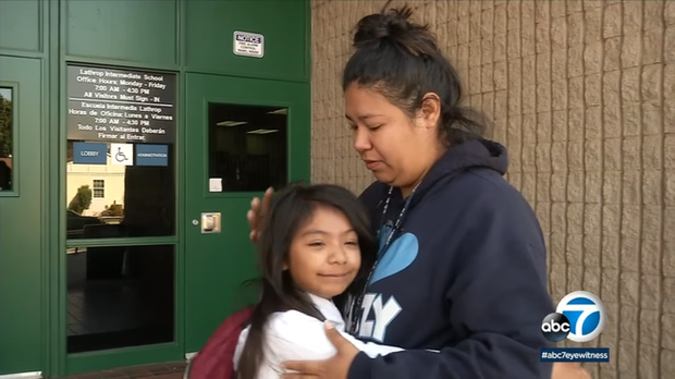 Đang đi đường thấy bé gái bị kẻ xấu bắt cóc, người phụ nữ tốt bụng cứu mạng đứa trẻ chỉ bằng một câu nói - Ảnh 2.