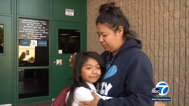 Đang đi đường thấy bé gái bị kẻ xấu bắt cóc, người phụ nữ tốt bụng cứu mạng đứa trẻ chỉ bằng một câu nói - Ảnh 2. Đang đi đường thấy bé gái bị kẻ xấu bắt cóc, người phụ nữ tốt bụng cứu mạng đứa trẻ chỉ bằng một câu nói - Ảnh 2.