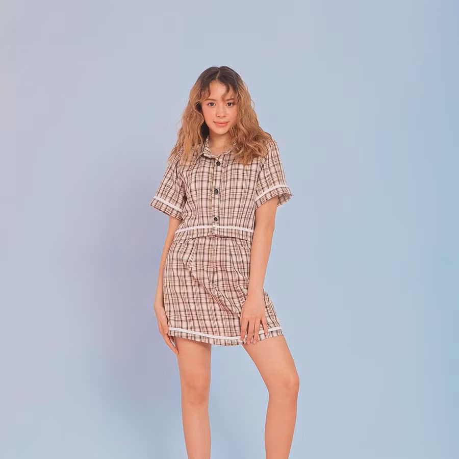 Hoặc nếu bạn thích set đồ hoạ tiết gingham làm nên style nữ sinh một chút nhẹ thì váy áo trong BST mới của Soda Pop sẽ là lựa chọn chuẩn xác cho xem.