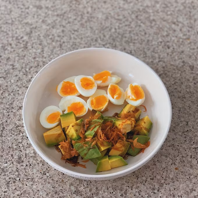 Bữa sáng của Hà Tăng dù là món gì cũng ăn kèm với bơ.