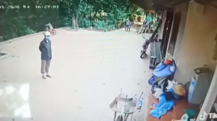 Clip: Bé trai đạp xe lao thẳng xuống vực, người lớn đứng gần đấy không hay biết ảnh 1 Clip: Bé trai đạp xe lao thẳng xuống vực, người lớn đứng gần đấy không hay biết ảnh 1