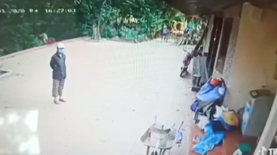 Khoảnh khắc bé trai rơi xuống vực. Khoảnh khắc bé trai rơi xuống vực.