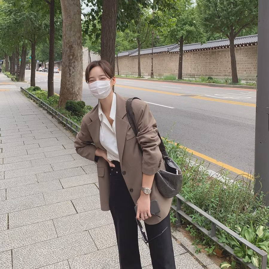 5 mẫu áo quá hợp để diện cùng blaze ảnh 2