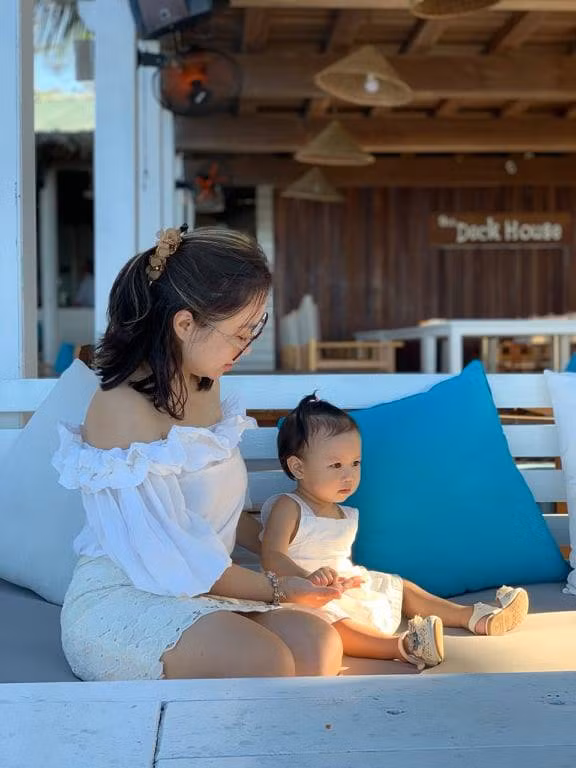 Chị Đinh Ngọc Nhung là tác giả của những nồi cá kho cực hấp dẫn từ nồi cơm điện này. Trước đây chị Nhung từng làm việc tại ngân hàng sau đó chị muốn toàn tâm toàn ý chăm con nên đã xin nghỉ việc ở nhà nội trợ và có kinh doanh thêm. Cũng chính vì có nhiều thời gian cho các việc gia đình nên tài nấu nướng của chị Nhung khiến cho rất nhiều người ngưỡng mộ.