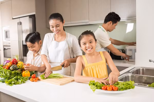 Muốn dạy con tự lập, bố mẹ phải biết cách “lùi lại” và trao quyền cho con - Ảnh 5.