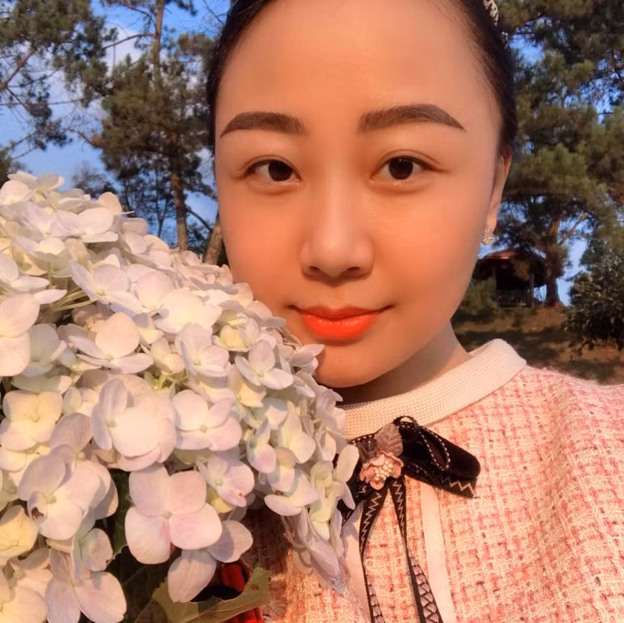 Hình ảnh xinh xắn của nữ tiếp viên hàng không trước khi bị xe Mercedes đâm ảnh 4 Hình ảnh xinh xắn của nữ tiếp viên hàng không trước khi bị xe Mercedes đâm ảnh 4