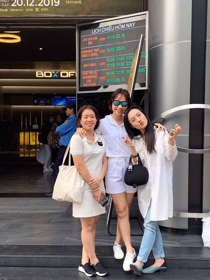 Áo oversized mix cùng quần jeans và dép mules mang đến hình ảnh năng động, trẻ trung chẳng kém những cô gái tuổi đôi mươi.